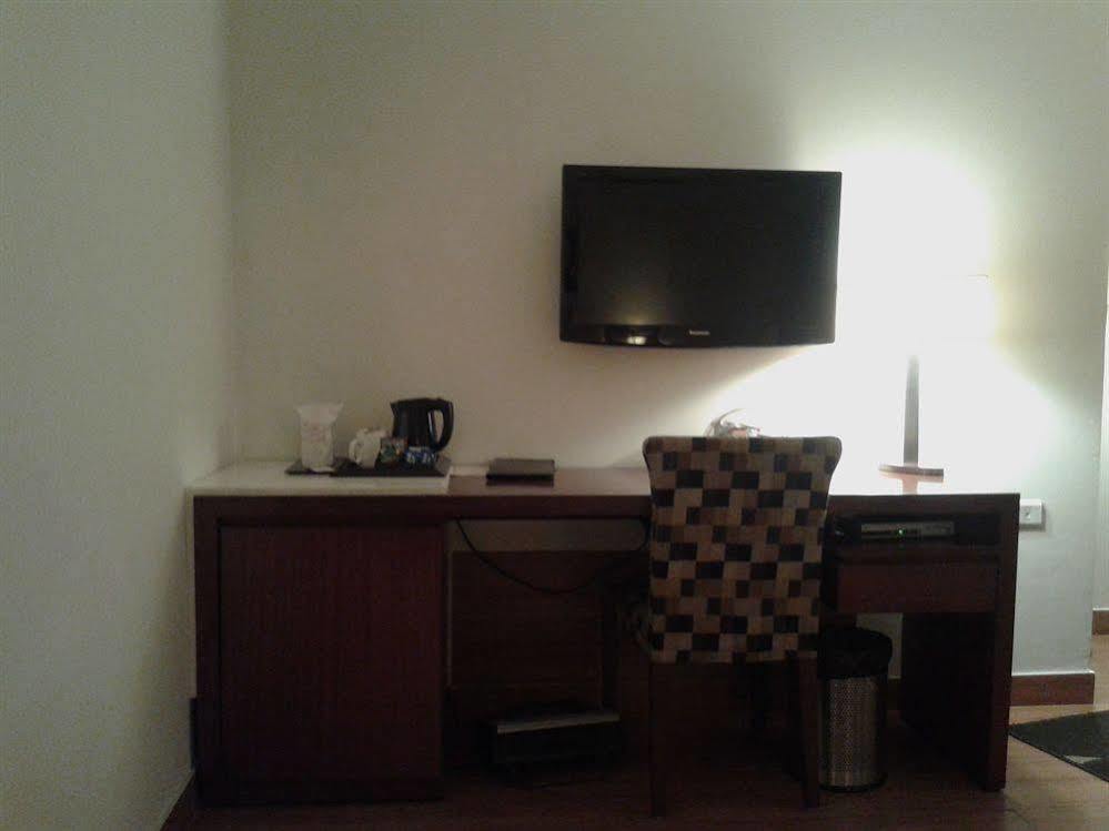 Hotel Ahuja Residency Sunder Nagar Neu-Delhi Exterior foto